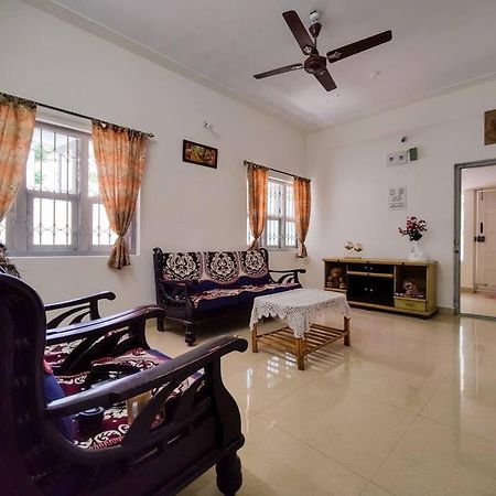 Comfy 2-Bedroom House In Sanjaynagar, Bengaluru エクステリア 写真