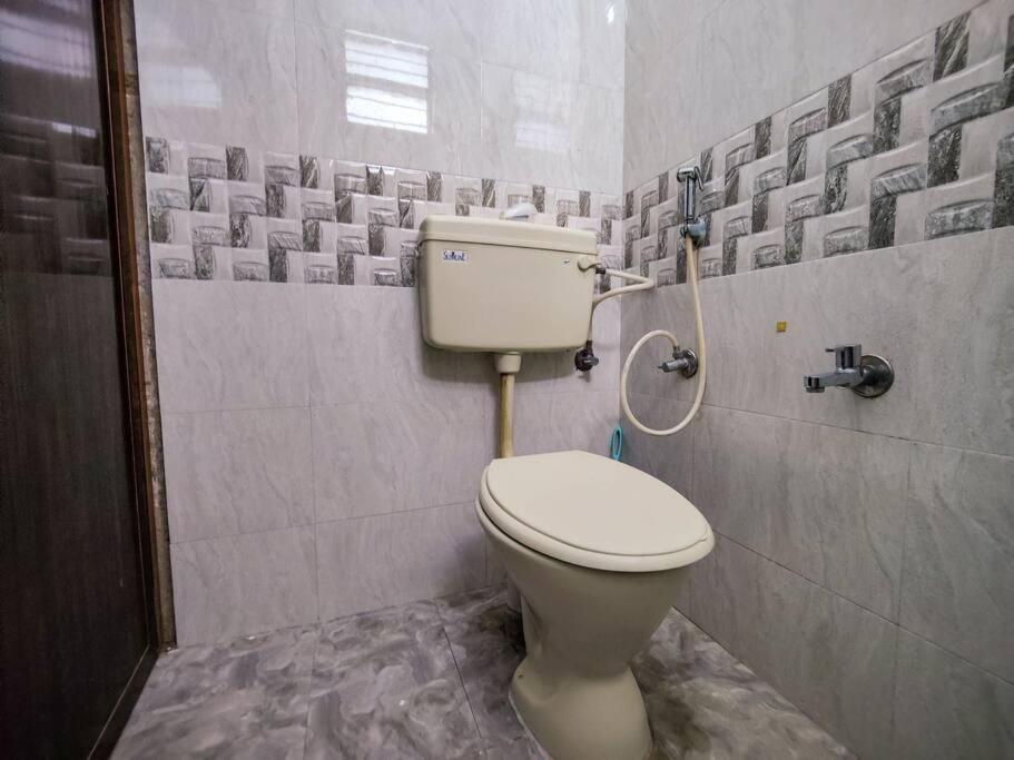 Comfy 2-Bedroom House In Sanjaynagar, Bengaluru エクステリア 写真