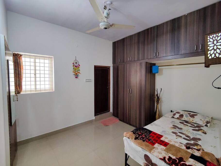Comfy 2-Bedroom House In Sanjaynagar, Bengaluru エクステリア 写真