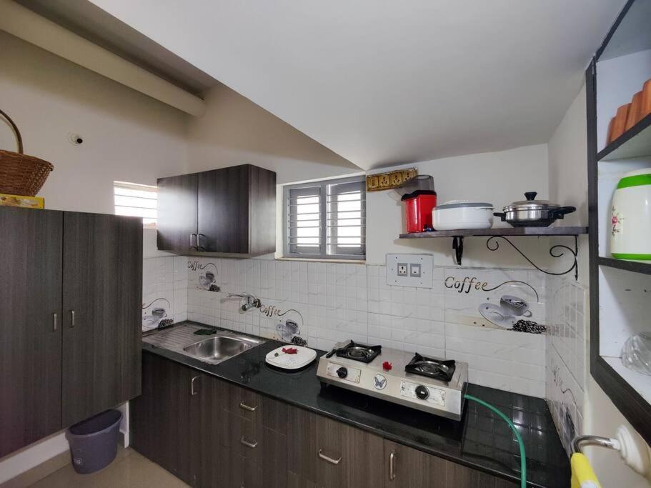 Comfy 2-Bedroom House In Sanjaynagar, Bengaluru エクステリア 写真