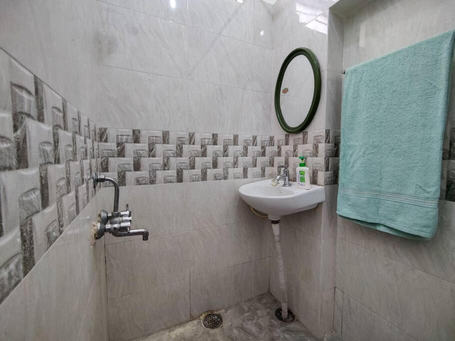 Comfy 2-Bedroom House In Sanjaynagar, Bengaluru エクステリア 写真