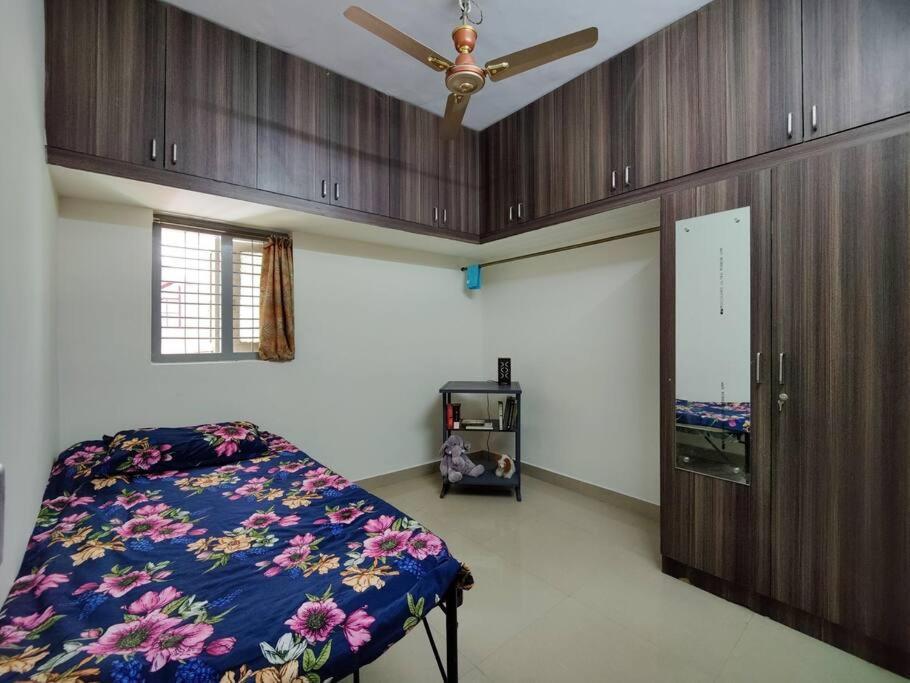 Comfy 2-Bedroom House In Sanjaynagar, Bengaluru エクステリア 写真